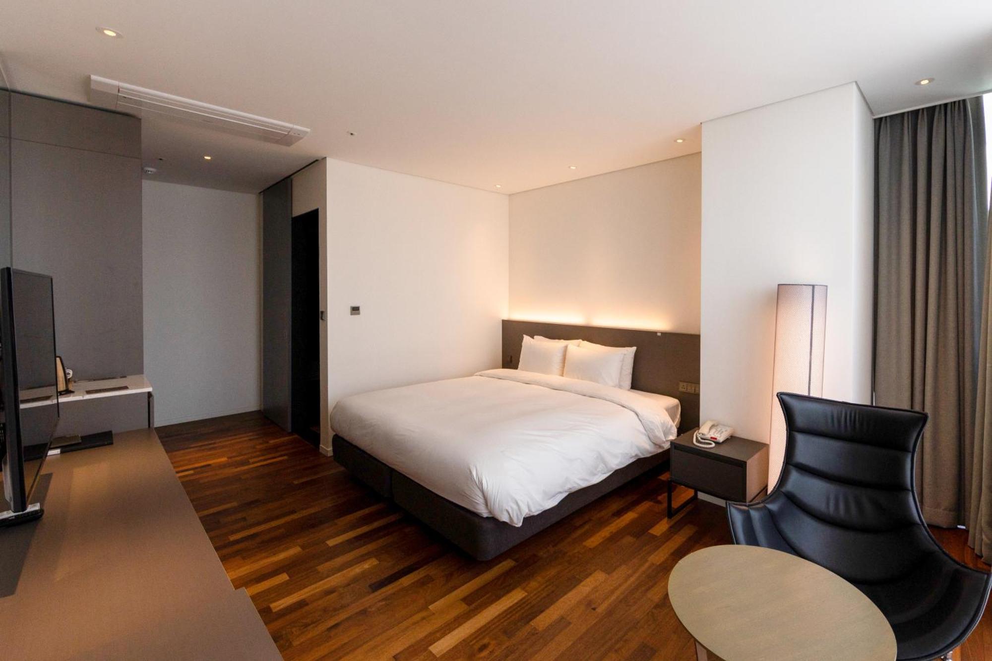 Sky View Hotel Changwon Exteriör bild