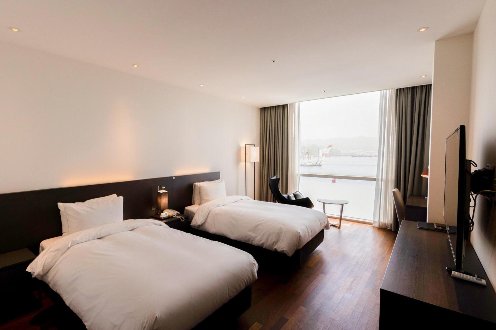 Sky View Hotel Changwon Exteriör bild