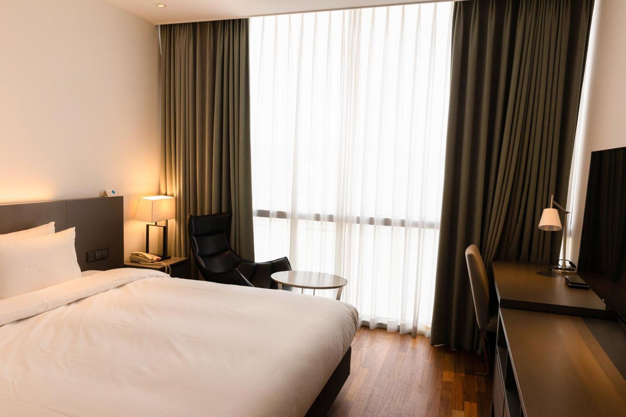 Sky View Hotel Changwon Exteriör bild