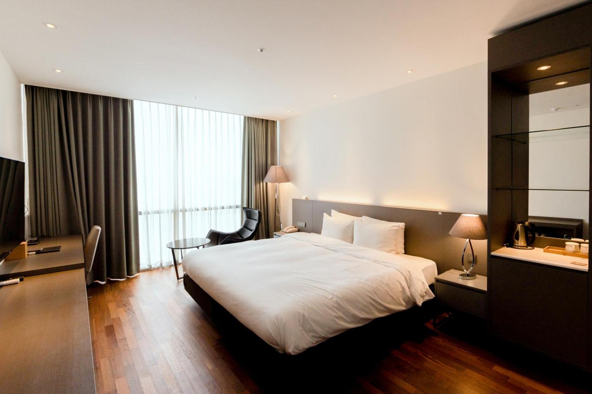 Sky View Hotel Changwon Exteriör bild