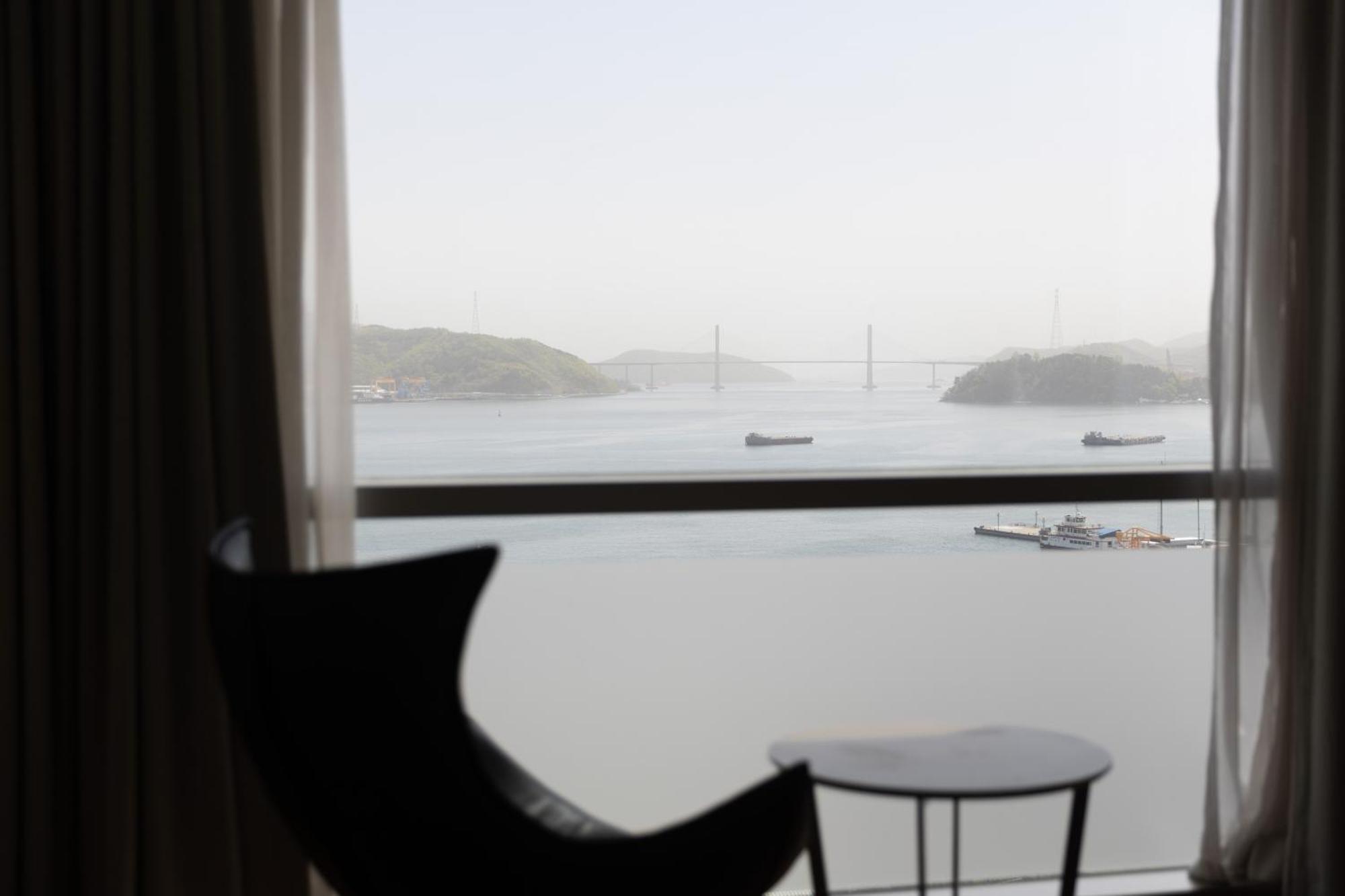 Sky View Hotel Changwon Exteriör bild