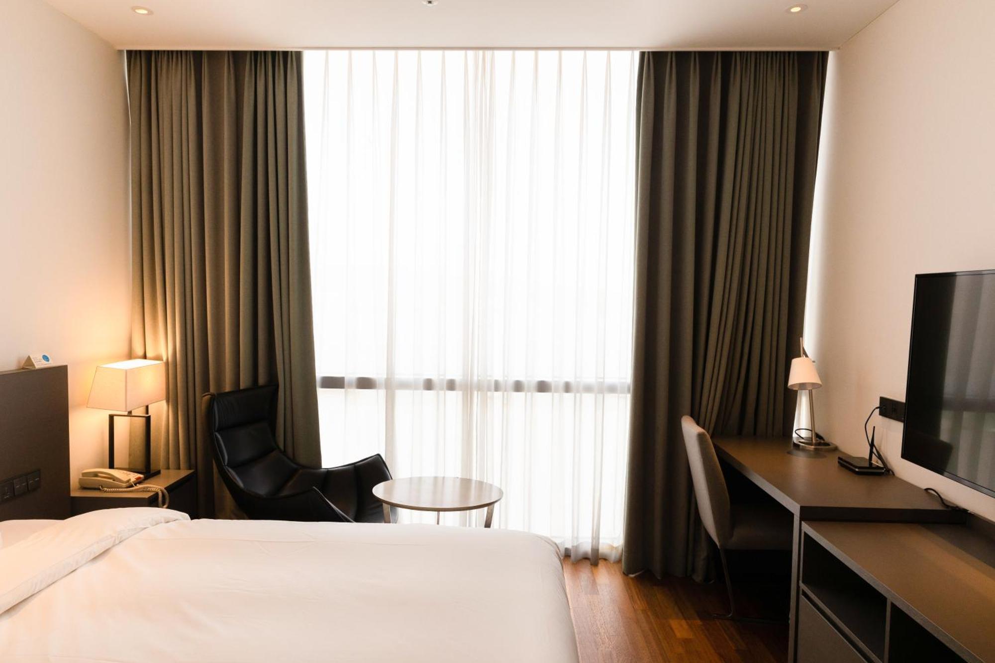 Sky View Hotel Changwon Exteriör bild