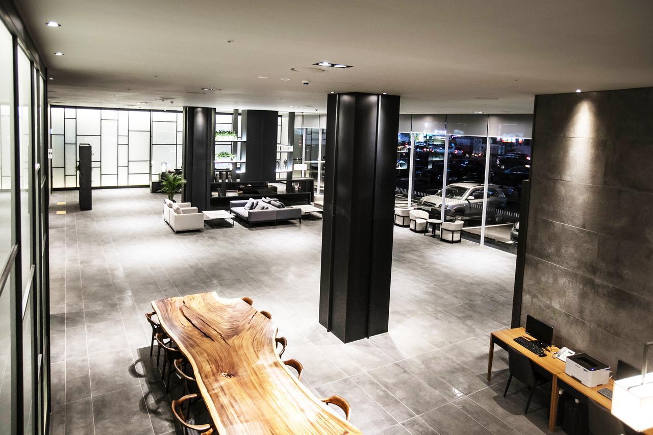 Sky View Hotel Changwon Exteriör bild